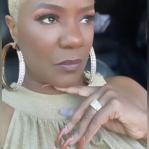 Meet your Posher, Sydria